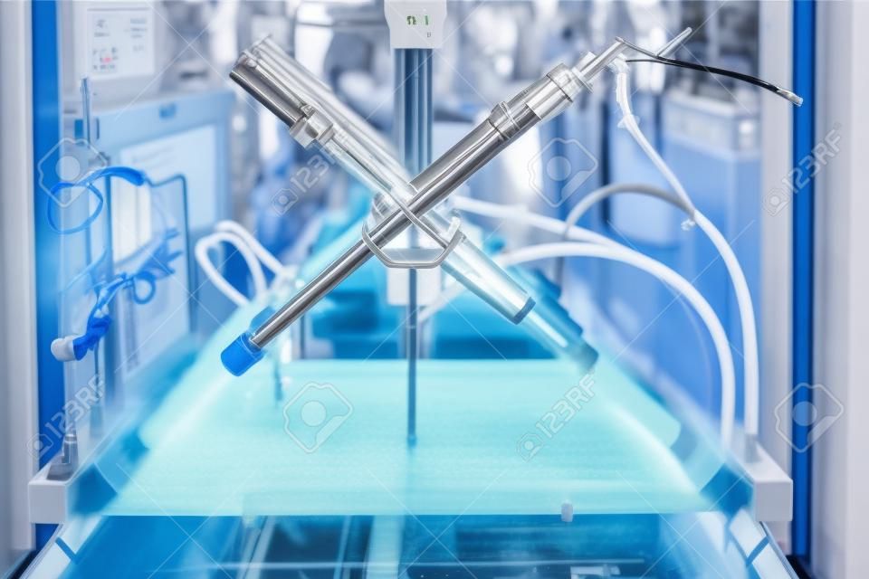 em um departamento central de esterilização, os instrumentos utilizados para uma operação endoscópica são colocados em uma cesta de lavagem para instrumentos endoscópicos