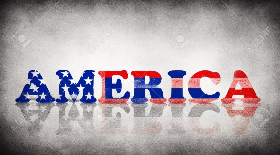 La parola America nei colori della bandiera americana isolato su bianco