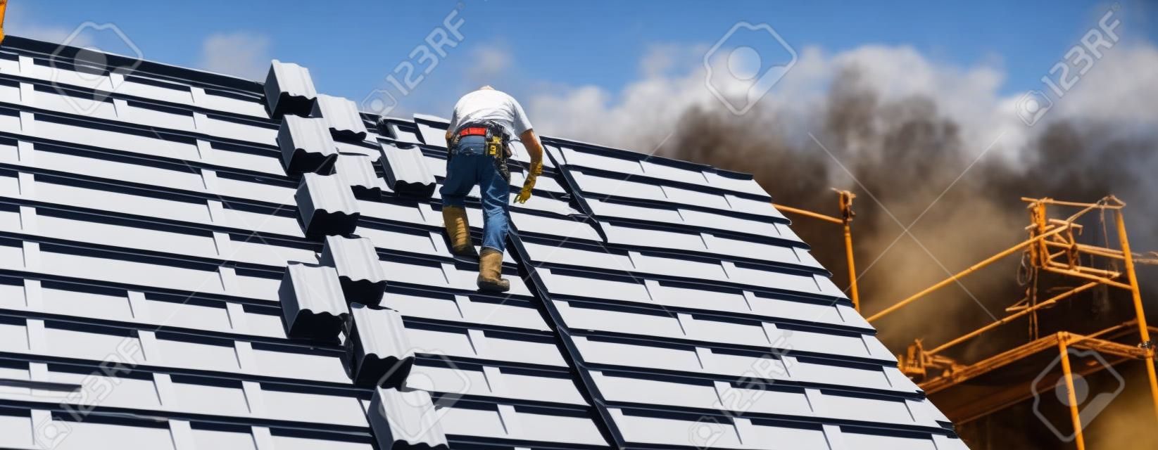 Dekarz pracujący na konstrukcji dachu budynku na budowie.