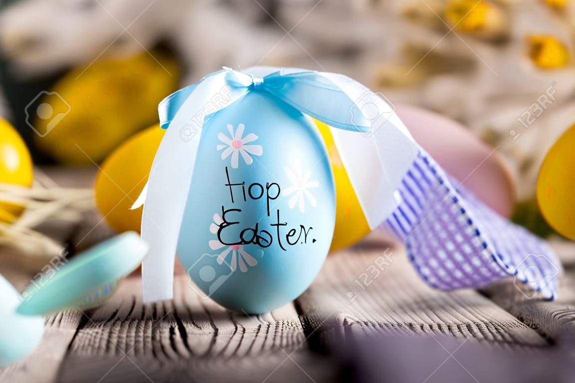 Conejito lindo de los huevos de la decoración de Pascua. Felices Pascuas. Imagen en tonos de estilo vintage Texto en ALEMÁN HAPPY ESTER