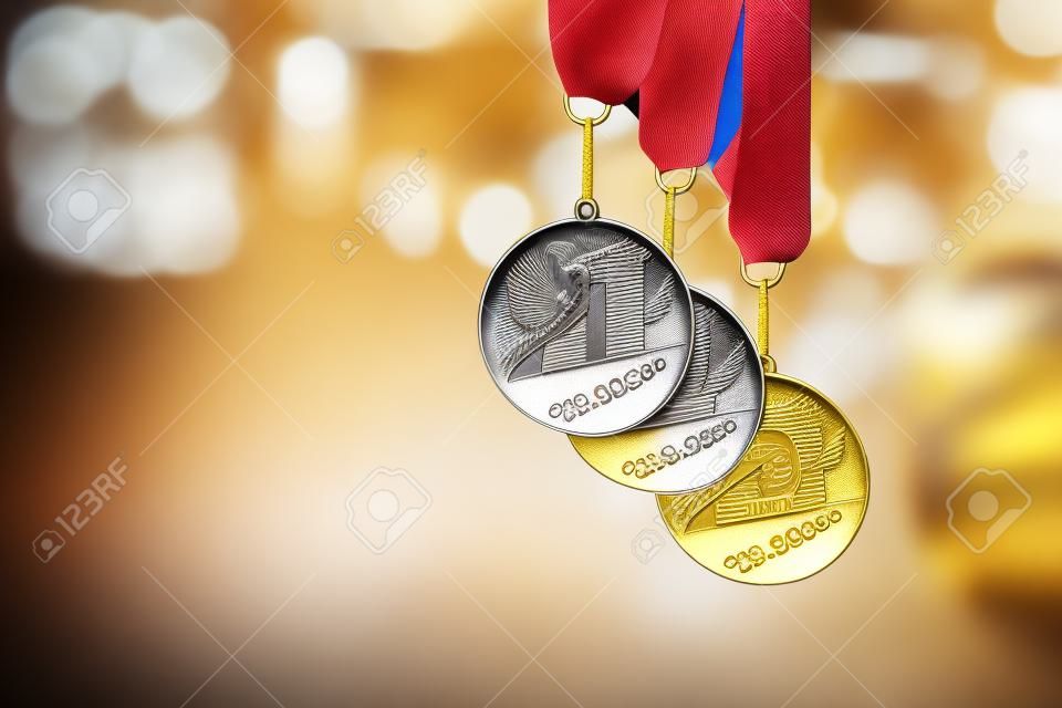 medallas, oro, plata y bronce en un fondo borroso con espacio para copiar.