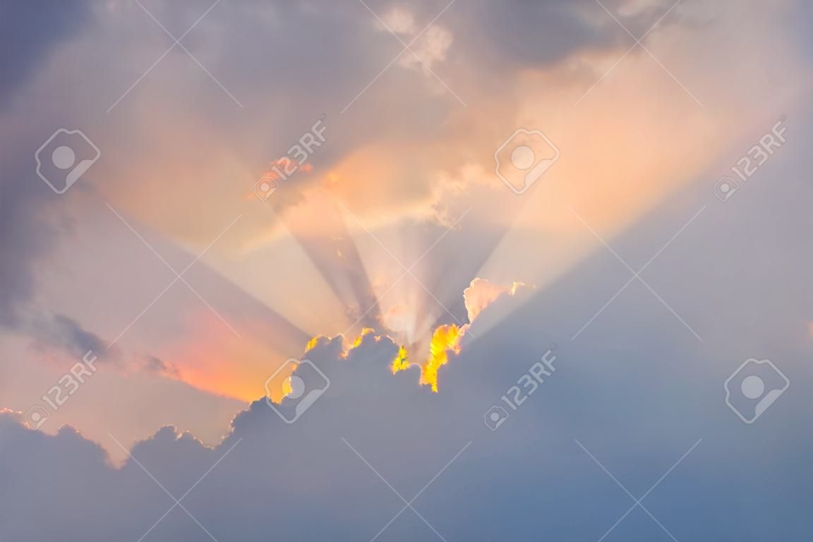 Céu bonito do pôr-do-sol e nuvens azuis com luz dramática