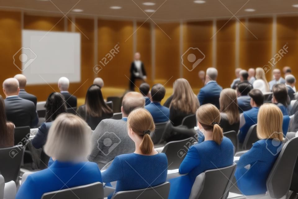 Palestrante na convenção de negócios e apresentação. Audiência na sala de conferências.