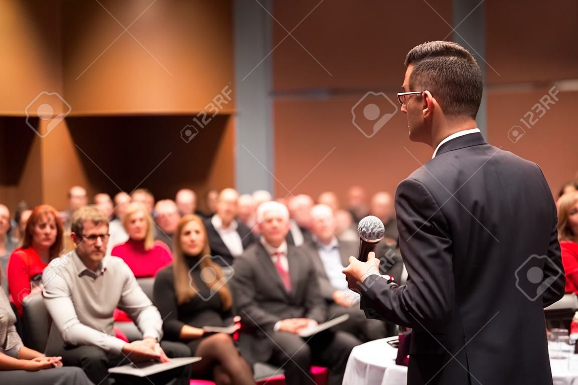 Спикер давая доклад на мероприятии бизнес-конференции. Аудитория в конференц-зале. Бизнес и концепция предпринимательства.