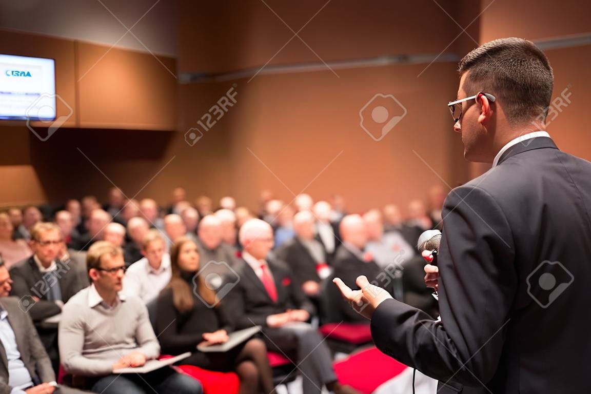 Głośnik dając wykład w przypadku konferencji biznesowych. Publiczności na sali konferencyjnej. Pojęcie działalności gospodarczej i przedsiębiorczości.