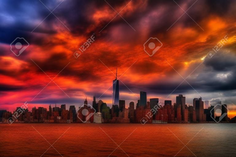 El horizonte del centro de Manhattan en la ciudad de Nueva York al atardecer con rascacielos iluminados sobre el panorama del río Hudson. Cielo espectacular del atardecer.
