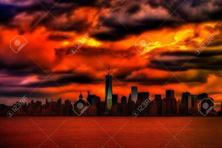 Horizon du centre-ville de New York City Manhattan au crépuscule avec des gratte-ciel illuminés sur le panorama de la rivière Hudson. Ciel coucher de soleil dramatique.