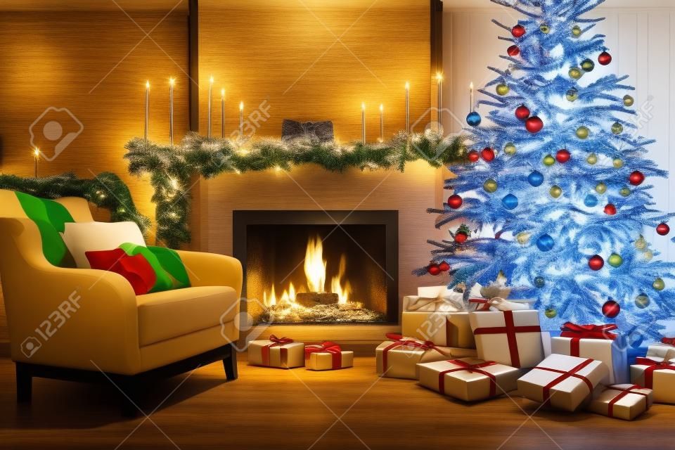 Vista da sala com lareira. Decorações festivas e uma árvore de Natal