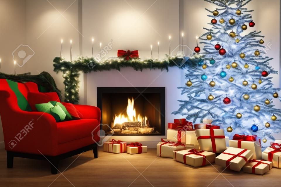 Vista da sala com lareira. Decorações festivas e uma árvore de Natal