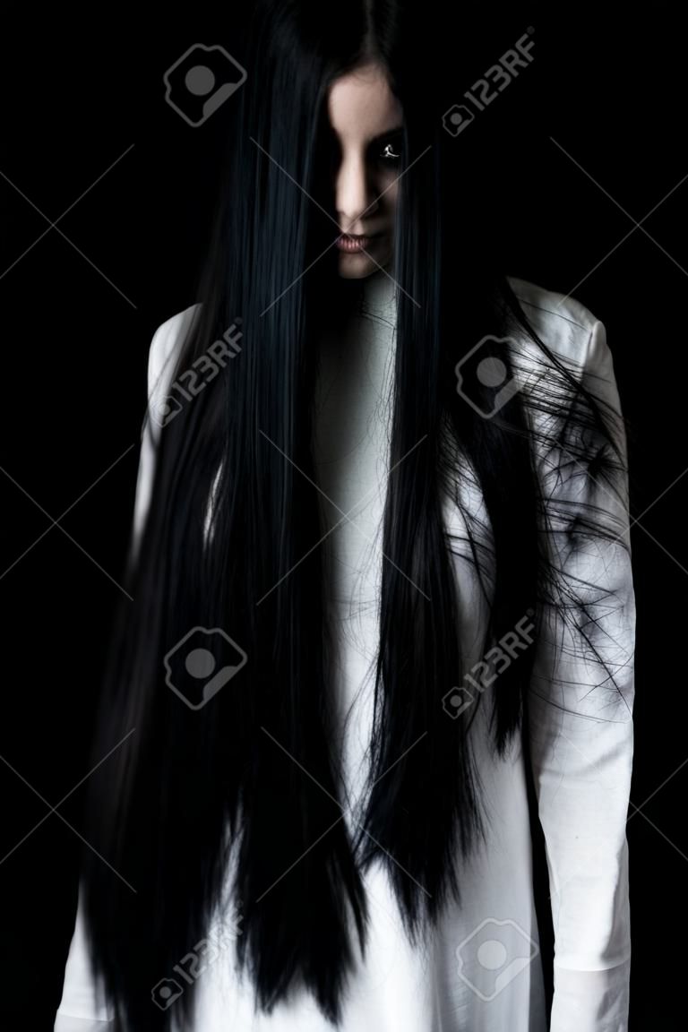 egy félelmetes szellem lány visel fehér hálóingben