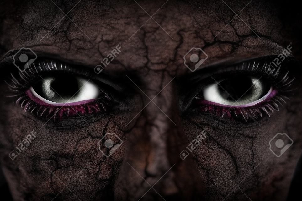 악의에 찬 흑인 여성 외계인, 뱀파이어 나 좀비의 눈. 흙을 만들. 매크로입니다. 할로윈 테마