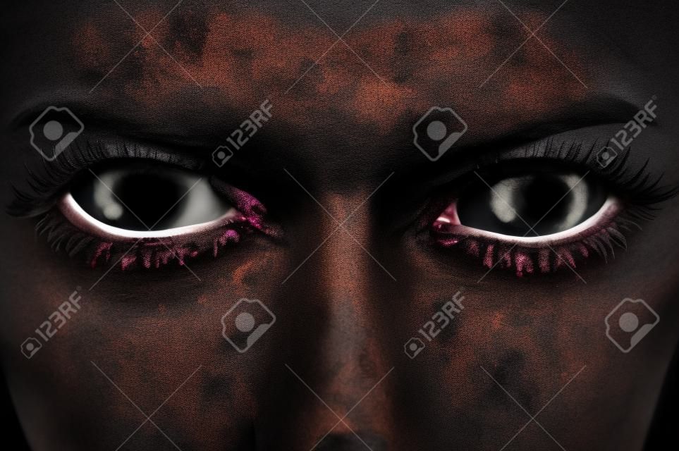 Böse schwarze weibliche alien, Vampir oder Zombie-Augen. Schmutz bilden. Macro. Halloween-Thema