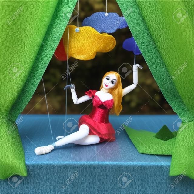 Schöne Frau, die Marionette auf der Bühne Puppentheater