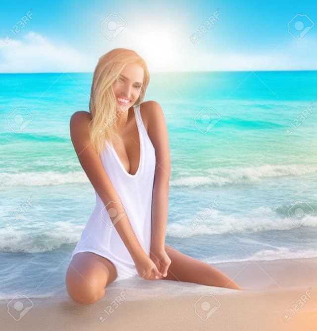 Modèle de belle fille sur la plage de sable de la mer ou de l'océan sur la station balnéaire tropicale en été