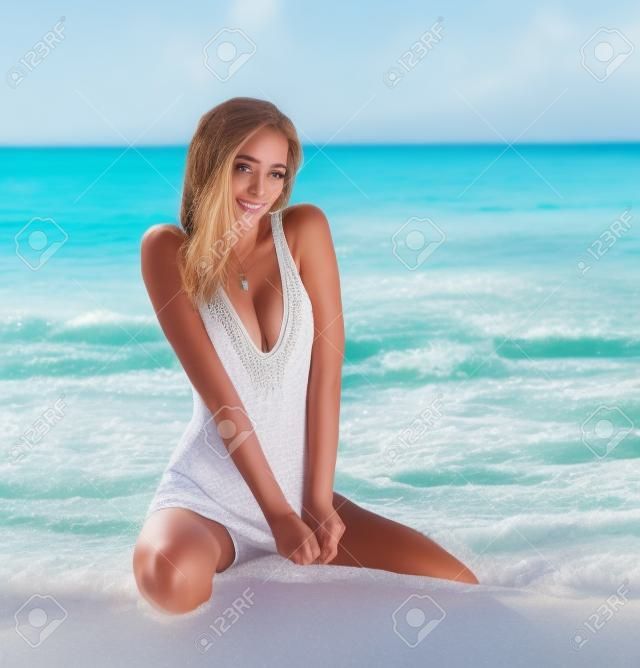 Modèle de belle fille sur la plage de sable de la mer ou de l'océan sur la station balnéaire tropicale en été