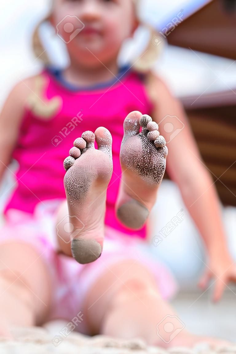 Sand Fuß und Mädchen im Hintergrund
