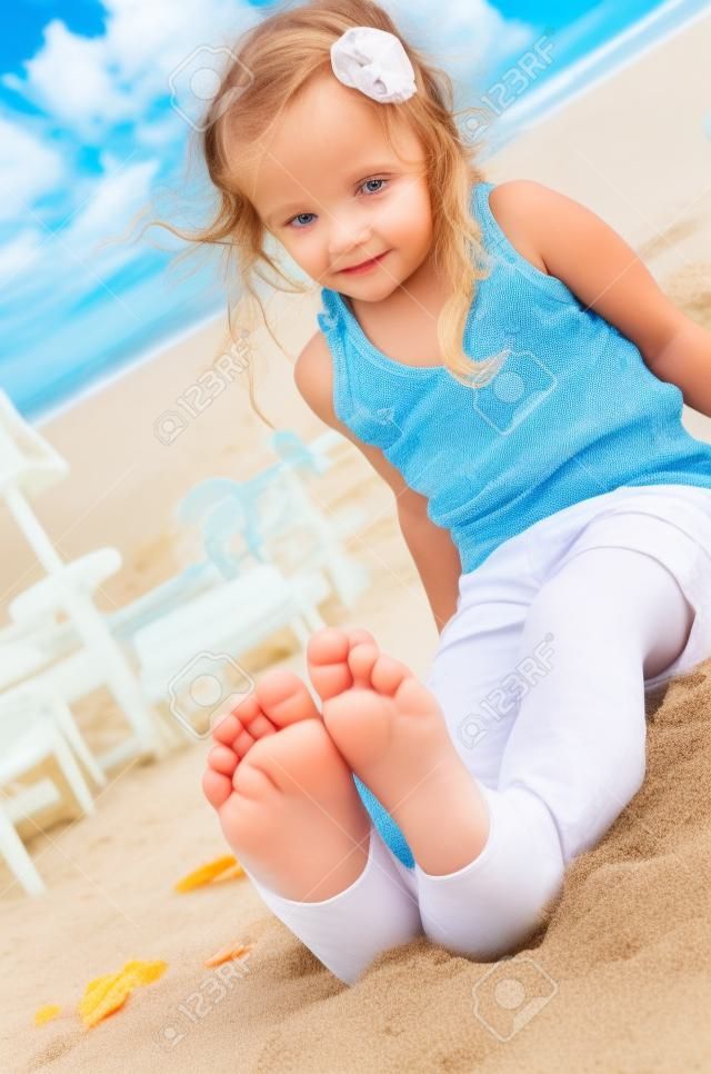 모래 발 해변에 작은 아이