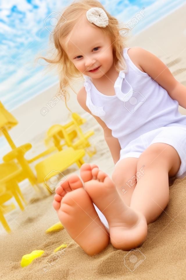 모래 발 해변에 작은 아이