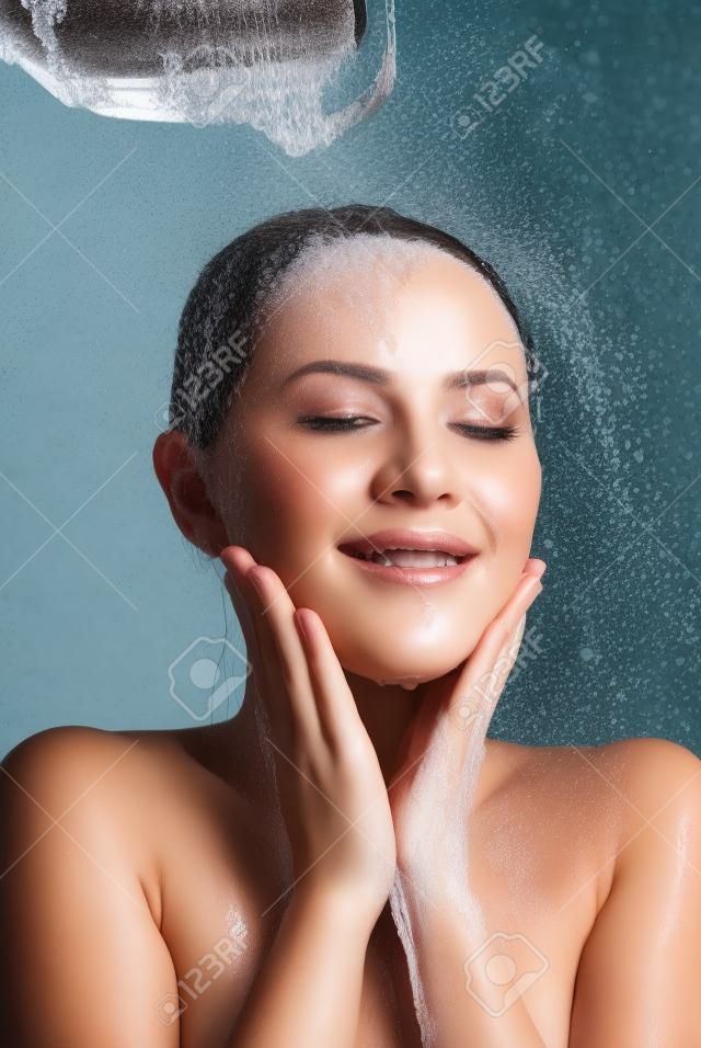젊은 아름다운 매력적인 여자 복용 샤워