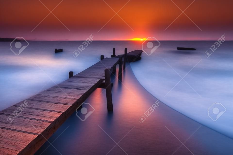 Jetty Sonnenaufgang an der Küste entlang