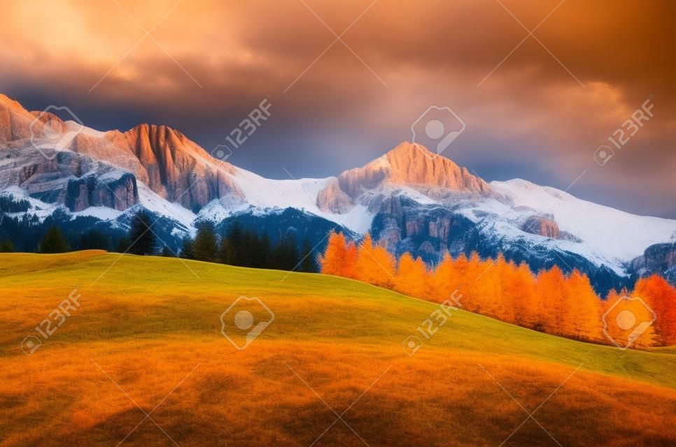 paisagem de outono pacífica nas dolomitas no norte da Itália