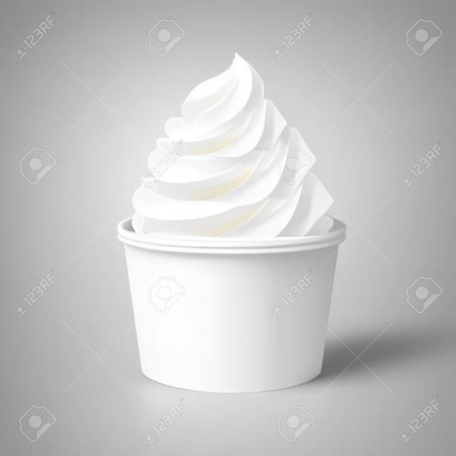 vuoto tazza di carta con crema di latte ghiaccio isolato su sfondo bianco