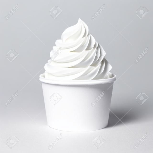 blanc tasse de papier avec de la glace de lait isolé sur fond blanc