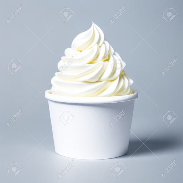 пустой бумажный стаканчик с содой мороженого, изолированных на белом фоне