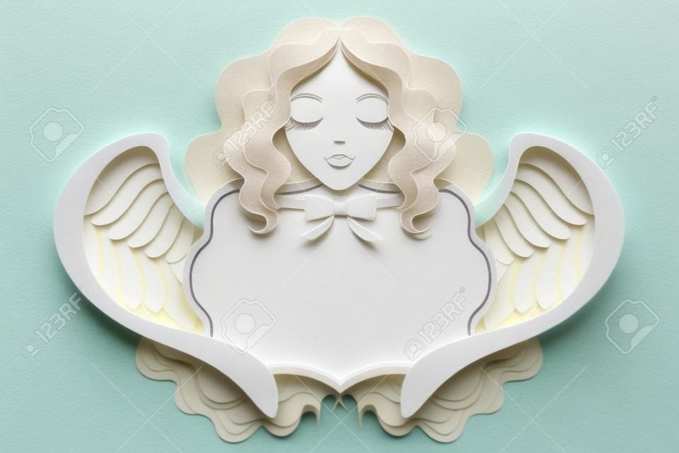 Wunderschöner Engel mit lockigen langen Haaren im Paper Craft Style