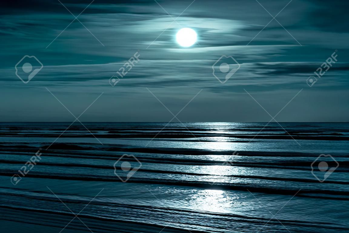 Cielo colorido con la nube y la luna llena brillante sobre paisaje marino por la tarde. Fondo de naturaleza serenidad, exterior por la noche. La luna tomada con mi propia cámara.