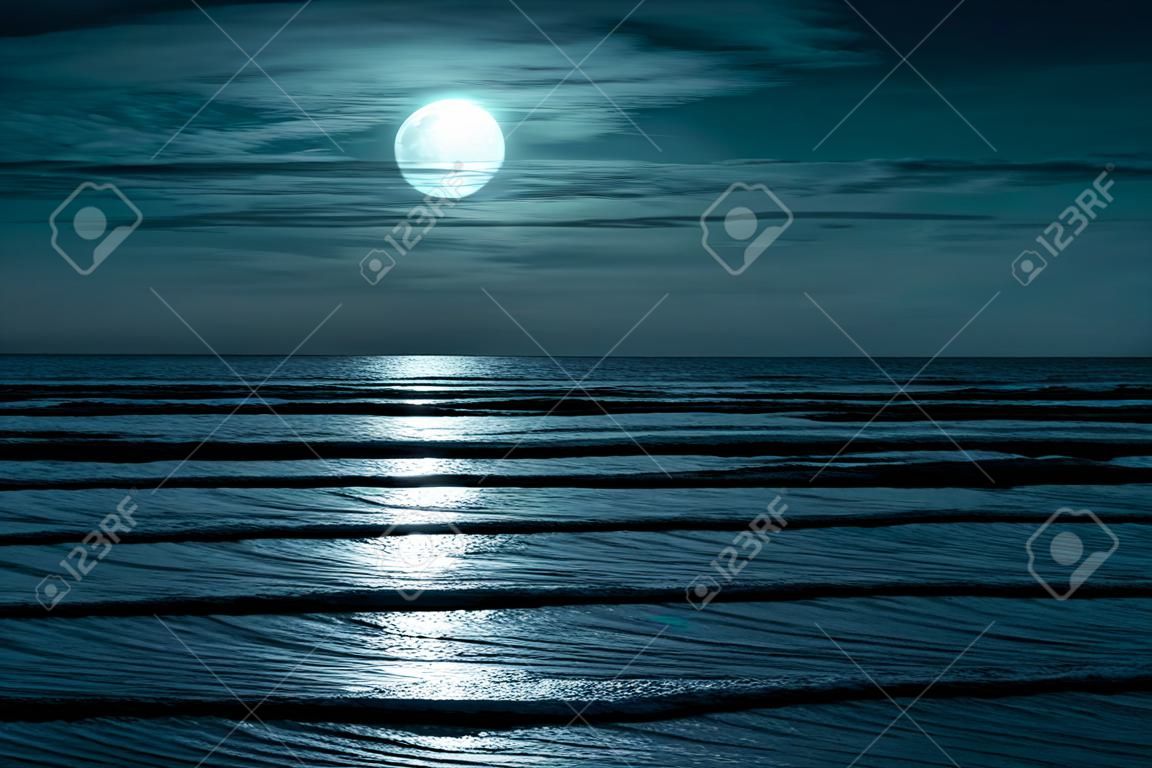 Cielo colorido con la nube y la luna llena brillante sobre paisaje marino por la tarde. Fondo de naturaleza serenidad, exterior por la noche. La luna tomada con mi propia cámara.