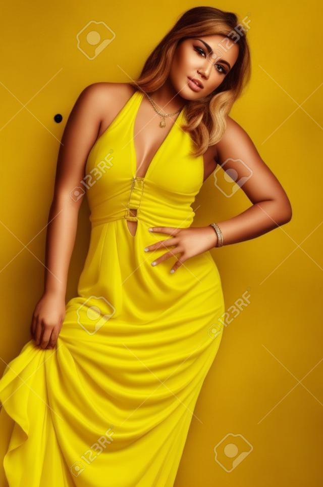 Belle femme en robe jaune latin