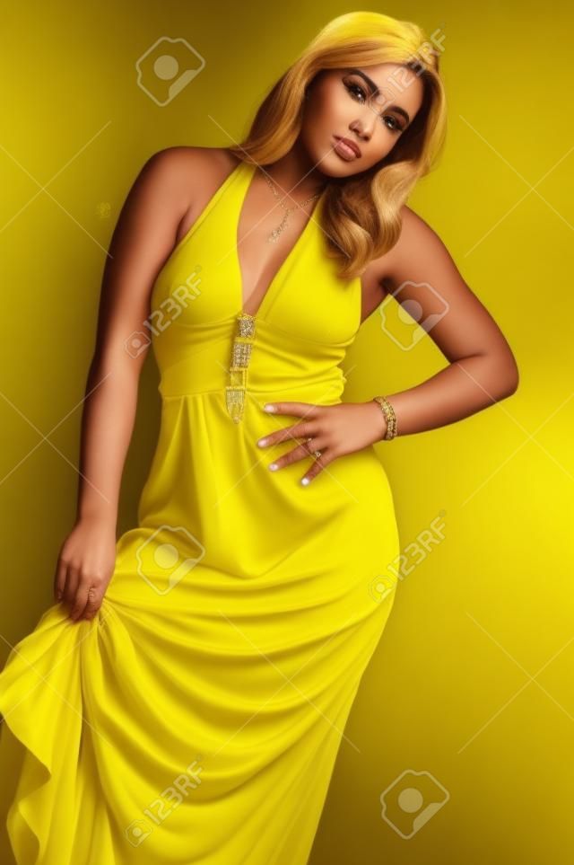 Mujer latina hermosa en vestido amarillo