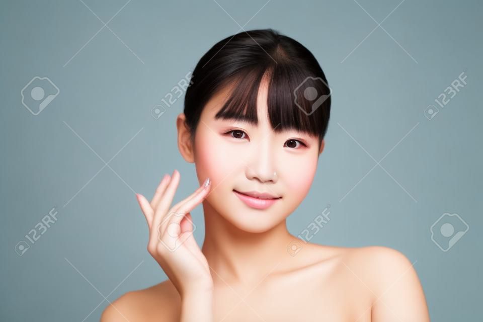 흰색 배경을 가진 젊은 아시아 여성의 아름다움 초상화