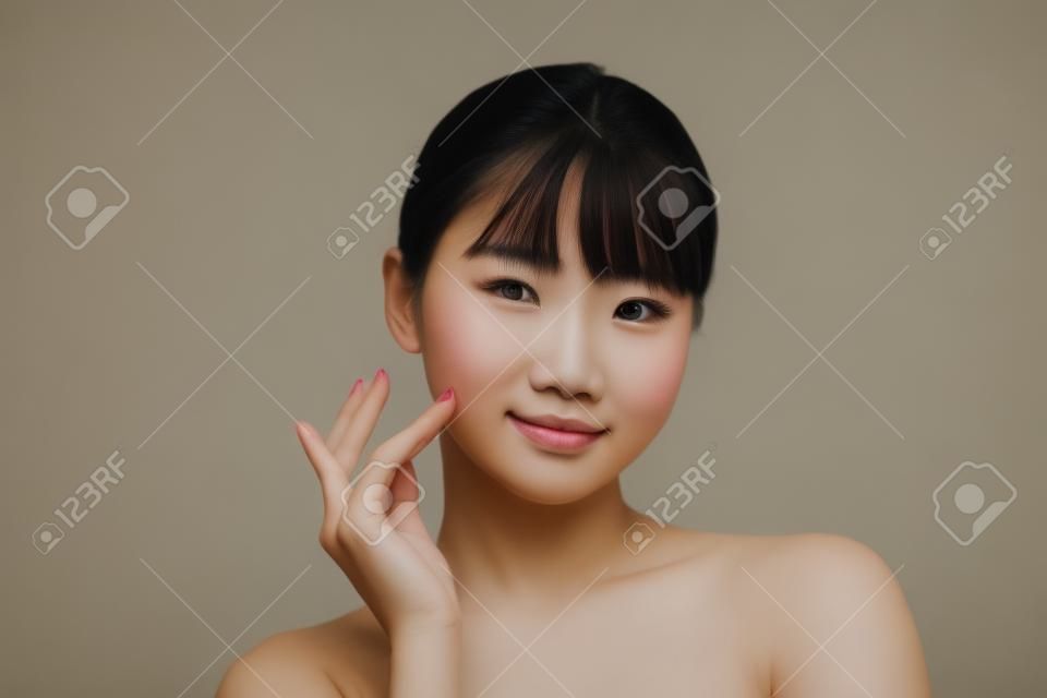흰색 배경을 가진 젊은 아시아 여성의 아름다움 초상화