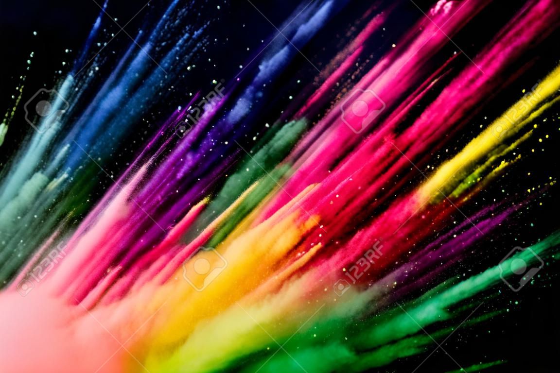 esplosione di polvere colorata astratta su uno sfondo nero. sfondo splatted polvere astratta, congelare il movimento della polvere colorata che esplode/lancia polvere colorata, texture glitter multicolore.