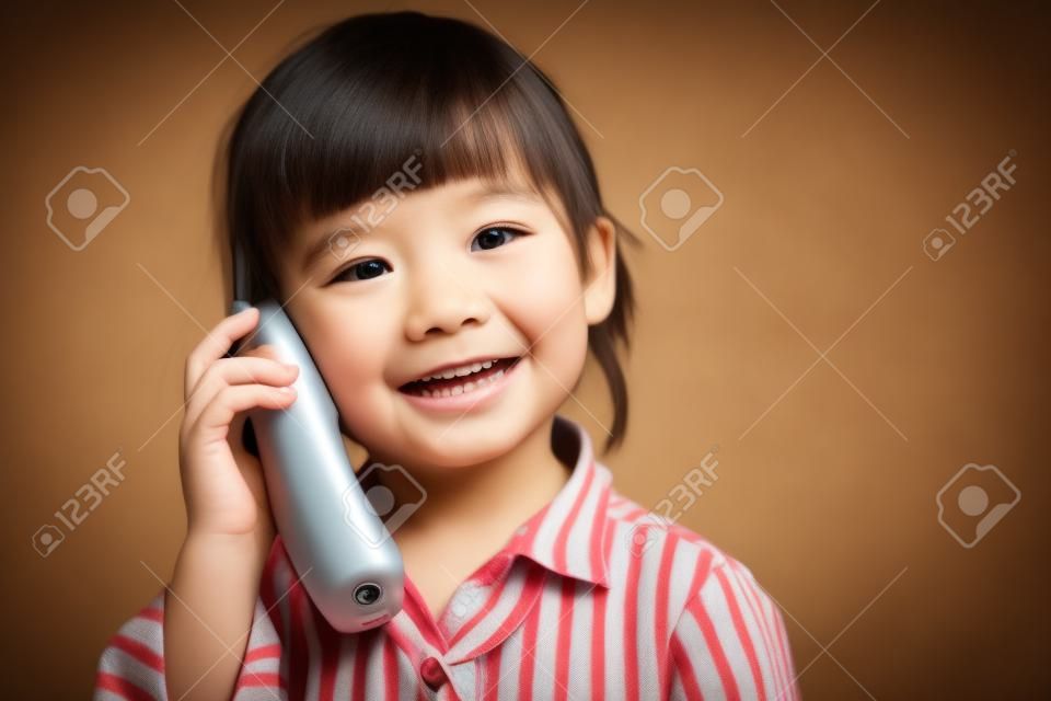 Małe dziecko mówienia na telefon komórkowy