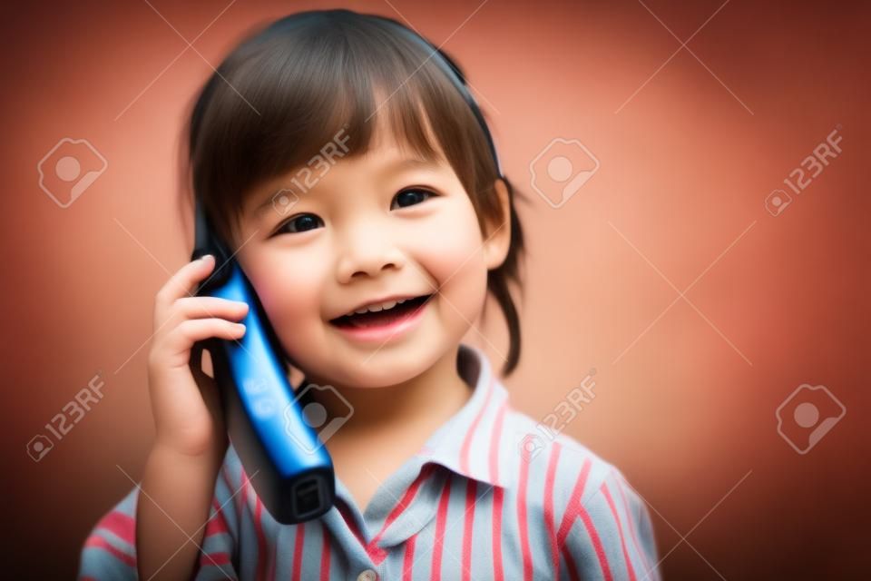 Küçük bir çocuk cep telefonu konuşma