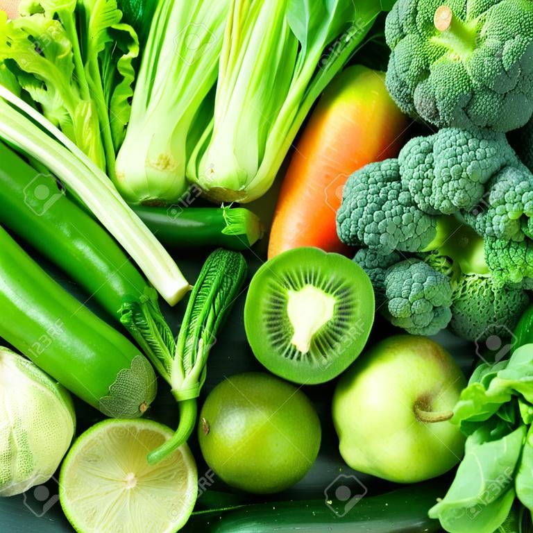 Close up de vegetais verdes e frutas para fundo