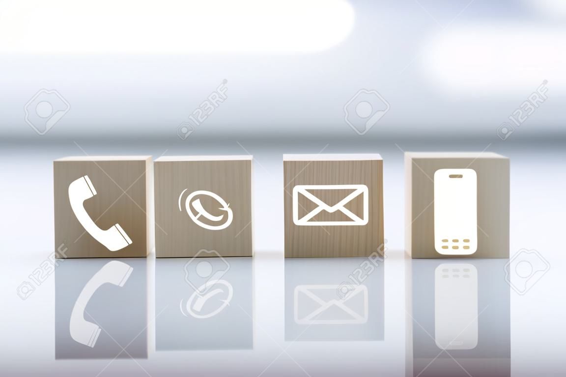 Contattaci concetto con telefono simbolo blocco di legno, posta, indirizzo e telefono cellulare. Pagina del sito web contattaci o e-mail marketing concept