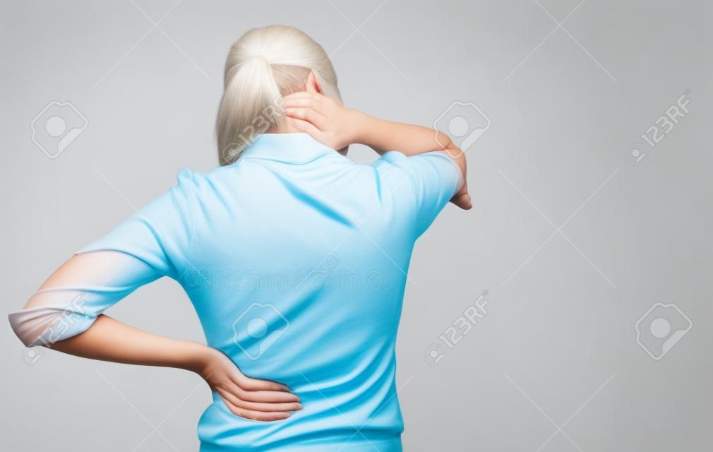 Vrouw met rugpijn geïsoleerd over een witte achtergrond
