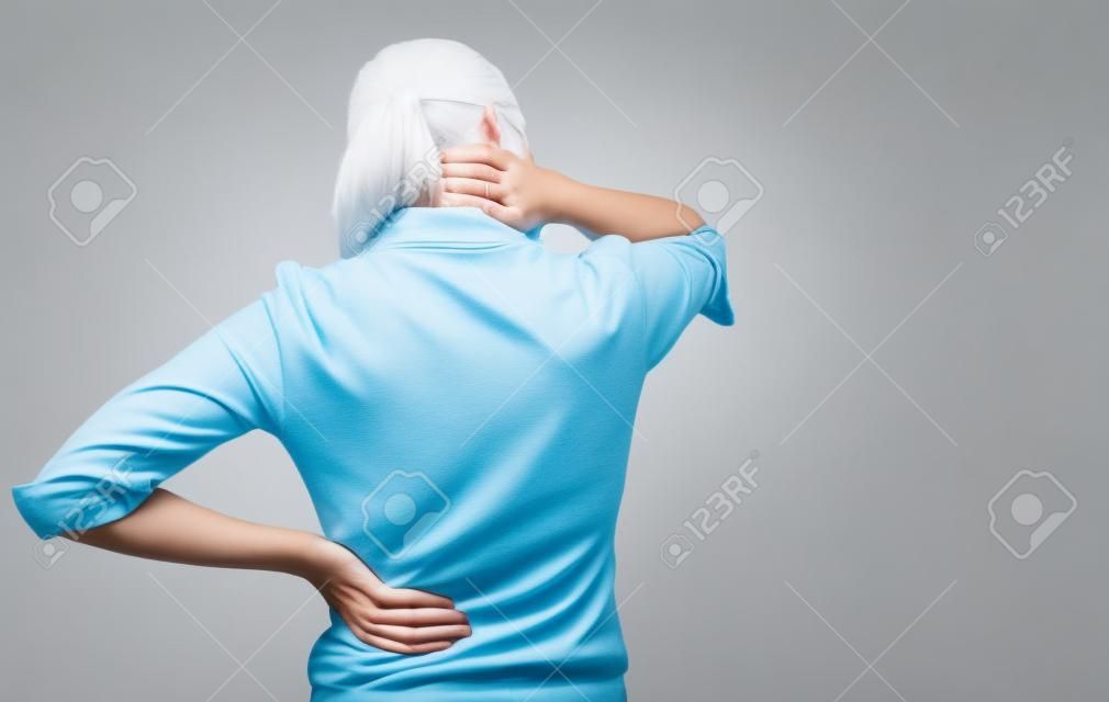beyaz bir arka plan üzerinde izole sırt ağrısı ile kadın