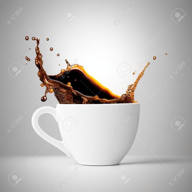 кофе всплеск изолирован на белом фоне