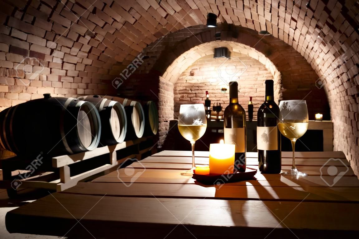 Cave à vin avec une bouteille de vin et des verres