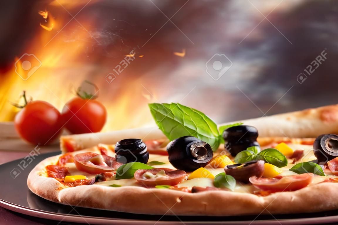 Pizza italienne délicieux servi sur table en bois, close-up.