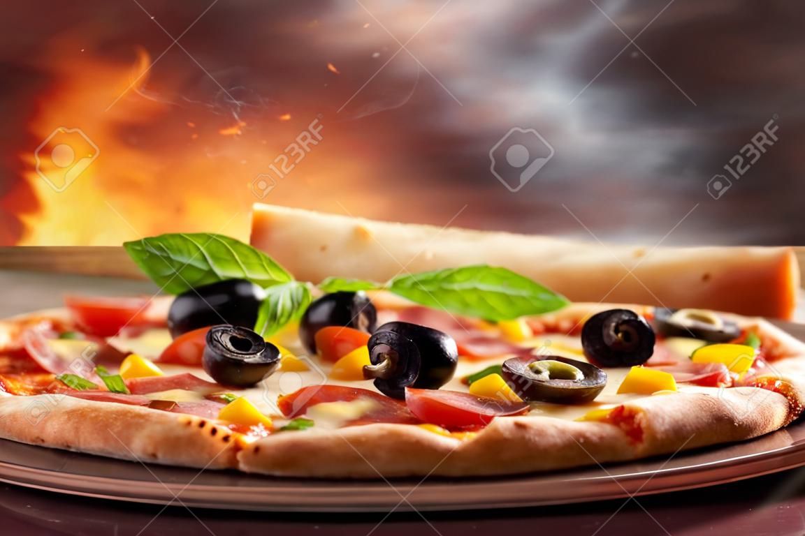 Pizza italienne délicieux servi sur table en bois, close-up.