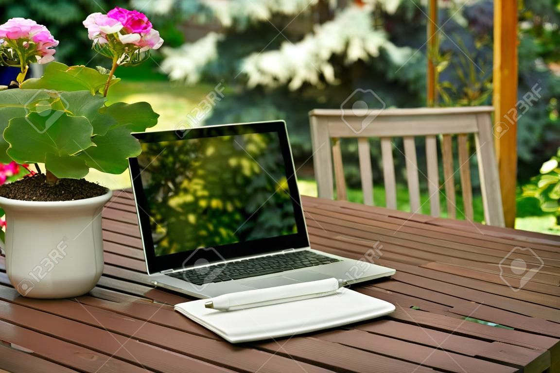 Notebook-Computer auf Gartentisch