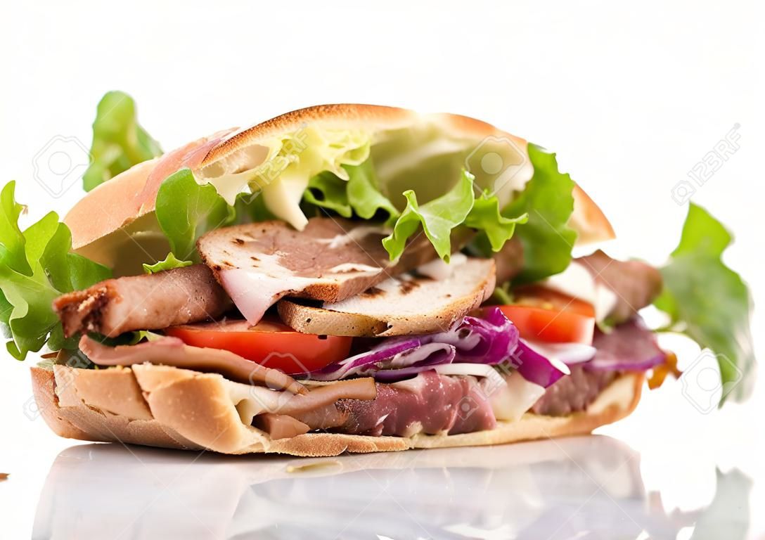 Nahaufnahme von Kebab-Sandwich auf weißem Hintergrund