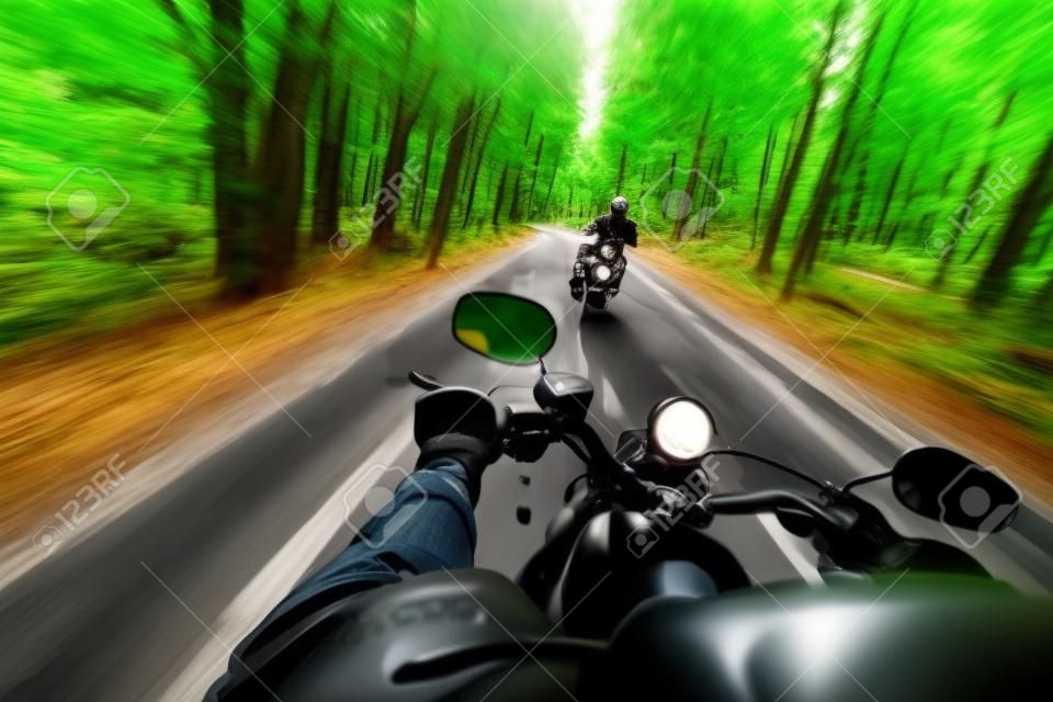 林道でバイクの男性席。