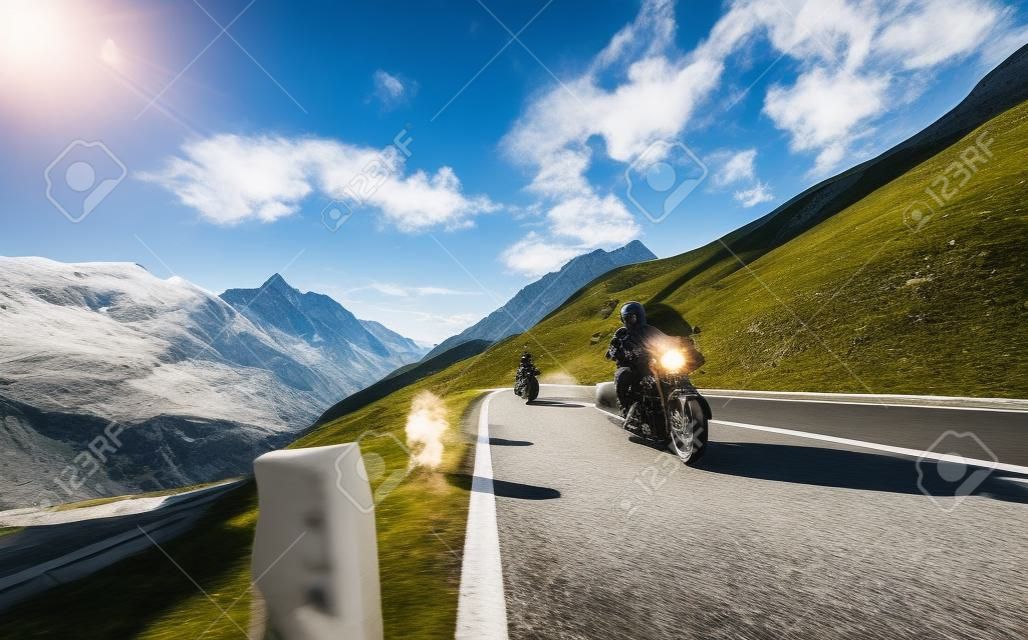 摩托车司机骑在高山公路上著名的hochalpenstrasse奥地利中心欧洲